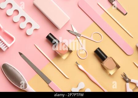 Composition avec cosmétiques et accessoires pour manucure ou pédicure sur fond beige et rose. Concept de manucure et pédicure Banque D'Images