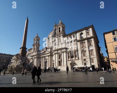 Piazza Navona avec Sant'Agnese dans l'église d'Agone dans le centre-ville de Rome, Lazio, Italie Banque D'Images