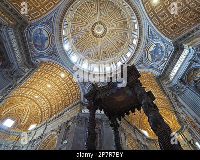 L'immense autel en bronze de la basilique Saint-Pierre du Vatican. C'est exactement au-dessus de l'endroit où Saint Pierre a été enterré. Banque D'Images
