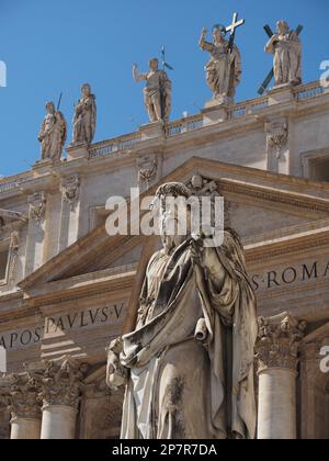 Détails de l'architecture et sculptures devant et au-dessus de la basilique Saint-Pierre dans la Cité du Vatican, le Vatican. Banque D'Images