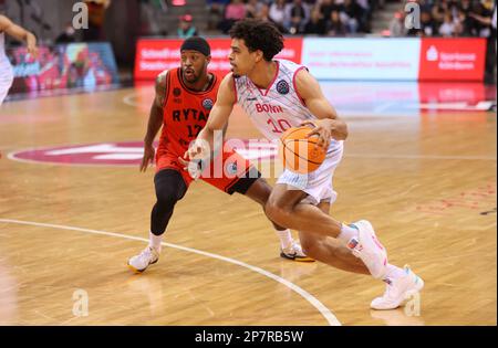 Bonn, Allemagne. 08th mars 2023. Bonn, Allemagne. 08th mars 2023. Marcus Foster (Vilnius), Collin Malcolm (Bonn), BCL Round of 16, Telekom paniers Bonn vs Rytas Vilnius, Bonn, Allemagne. 08th mars 2023. Crédit : Juergen Schwarz/Alay Live News Banque D'Images