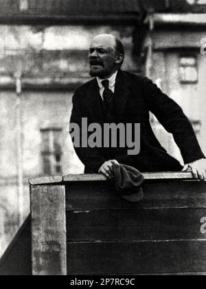 1919 : le politicien russe, le rivolutionarien Nikolaj LÉNINE ( Vladimir Ilic Uljanov , Simbirsk 1870 - Gorki , Moskow 1924 ) , Place Rouge - POLITISME - POLITIQUE - POLITIQUE - SOCIALISTE - SOCIALISMO - SOCIALISME - COMUNISTA - COMUNISMO - COMMUNISTE - COMMUNISME - foto storiche - foto storica - barbe - barba - portrait - ritrato - objectif - cravatta - cravate - colletto - collier - urlo - grido - Grida - arringa - comizio - RIVOLUZIONE - REVOLUZIONARIO-- Archivio GBB Banque D'Images