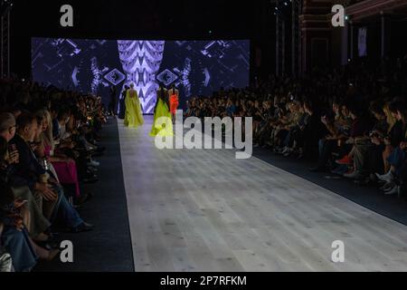 Les modèles présentent des dessins de Carla Zampatti, Michael Lo Sordo, Jason Grech, Martin Grant, Oroton, Rachel Gilbert, ASIYAM et Mastani pendant le Melbourne Fashion Festival à l'occasion de la Journée internationale de la femme au Royal Exhibition Building à Melbourne. Le Melbourne Fashion Festival Power Runway célèbre la puissance du design avec une gamme exceptionnelle de talents, dont Carla Zampatti, Michael Lo Sordo, Jason Grech, Martin Grant, Oroton, Rachel Gilbert, ASIYAM et Mastani. (Photo de Michael Currie/SOPA Images/Sipa USA) Banque D'Images