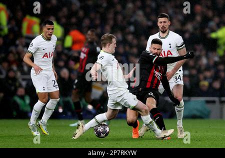 Londres, Royaume-Uni. 8th mars 2023. Oliver Skipp, de Tottenham, s'attaque à Olivier Giroud, de l'AC Milan, lors du match de l'UEFA Champions League au Tottenham Hotspur Stadium, Londres. Le crédit photo devrait se lire: David Klein/Sportimage crédit: Sportimage/Alay Live News Banque D'Images