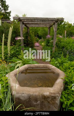 Jardin ombragé au jardin Larkwhistle en juin près de Tobermory, Ontario. Banque D'Images