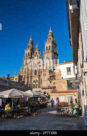 SAINT-JACQUES-DE-COMPOSTELLE, ESPAGNE - 16 SEPTEMBRE 2022 : rue étroite et animée avec des cafés menant à la cathédrale de Saint-Jacques-de-Compostelle (vers 1211) sur le Banque D'Images