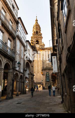 SAINT-JACQUES-DE-COMPOSTELLE, ESPAGNE - 16 SEPTEMBRE 2022 : rue étroite et animée avec des cafés menant à la cathédrale de Saint-Jacques-de-Compostelle (vers 1211) sur le Banque D'Images