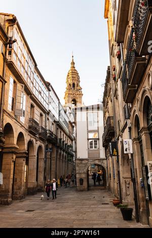 SAINT-JACQUES-DE-COMPOSTELLE, ESPAGNE - 16 SEPTEMBRE 2022 : rue étroite et animée avec des cafés menant à la cathédrale de Saint-Jacques-de-Compostelle (vers 1211) sur le Banque D'Images