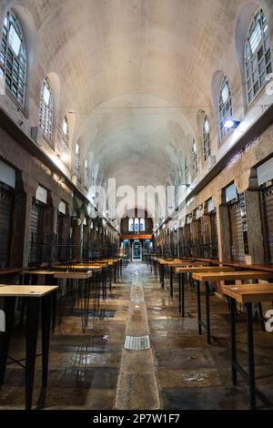 SAINT-JACQUES-DE-COMPOSTELLE, ESPAGNE - 16 SEPTEMBRE 2022 : vue en grand angle d'une nef vide à l'intérieur du Mercado de Abastos (marché alimentaire) de Saint-Jacques-de-Compos Banque D'Images