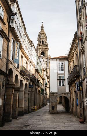 SAINT-JACQUES-DE-COMPOSTELLE, ESPAGNE - 17 SEPTEMBRE 2022 : rue étroite et animée avec des cafés menant à la cathédrale de Saint-Jacques-de-Compostelle (vers 1211) sur le Banque D'Images