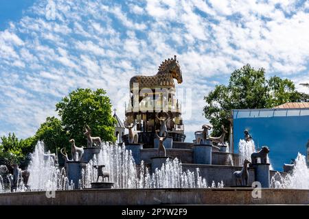 Kutaisi, Géorgie, 04.06.21. Fontaine de Colchis, fontaine moderne avec statues d'animaux dorées, répliques de figures géorgiennes anciennes. Banque D'Images