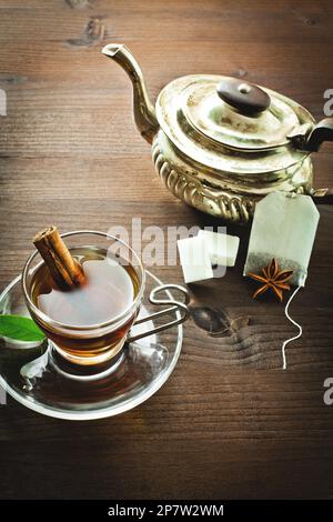 Décor vintage, du thé et de diverses décorations en bois Banque D'Images