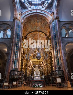 Autel principal à l'intérieur de la cathédrale de Saint-Jacques-de-Compostelle (vers 1211), un lieu historique de pèlerinage sur le chemin de Saint-Jacques James depuis le Moyen âge. Banque D'Images