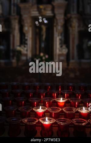 Bougies allumées dans une chapelle latérale à l'intérieur de la cathédrale de Saint-Jacques-de-Compostelle (vers 1211), un lieu historique de pèlerinage sur le chemin de Saint-Jacques James si Banque D'Images