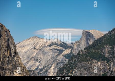 Nuage lenticulaire plus de demi-dôme et nuages reposent à Yosemite Banque D'Images