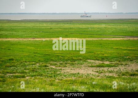 Le ferry entre le continent et l'île d'Ameland, pays-Bas 2022. Banque D'Images