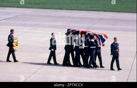 AJAXNETPHOTO. 30th AOÛT 1979. EASTLEIGH, ANGLETERRE-MOUNTBATTEN VIENT À LA MAISON-AIRCRAFTMEN DU VOL DE LA REINE PORTER LE DRAPEAU DE L'UNION A DRAPÉ CERCUEIL DE 1ST EARL MOUNTBATTEN DE BIRMANIE APRÈS QU'IL EST ARRIVÉ ICI EN ROUTE À SA MAISON ROMSEY SUITE À L'AMIRAL DE LA FLOTTE DE L'ASSASSINAT EN IRLANDE. PHOTO:JONATHAN EASTLAND/AJAX REF:20310009 Banque D'Images