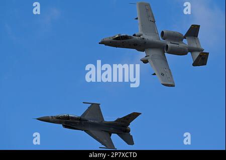 A ÉTATS-UNIS Air Force A-10C Thunderbolt II vole aux côtés d'un faucon F-16 lors du cours d'entraînement en vol Heritage à la base aérienne Davis-Monthan, en Arizona, au 2 mars 2023. Le HFTC offre l'occasion aux pilotes des quatre équipes de démonstration à un seul navire du Commandement de combat aérien de s'entraîner à voler dans des formations d'aéronefs dissemblables avant le début de la saison des spectacles aériens. (É.-U. Photo de la Force aérienne par Airman 1st classe Devlin Bishop) Banque D'Images