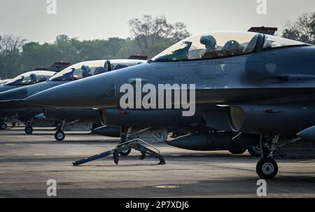 ÉTATS-UNIS Les pilotes de la Force aérienne, affectés à l'escadron de combat 36th de la base aérienne d'Osan, en République de Corée, préparent les faucons de combat F-16 pour le décollage à la base aérienne de Korat Royal Thai, Royaume de Thaïlande, le 7 mars 2023, au cours de l'exercice Cobra Gold 2023. Pendant le conflit du Vietnam, les 36 FS ont effectué des missions de combat en Asie du Sud-est à partir de la base aérienne de Korat Royal Thai. Cobra Gold, qui en est à 42nd ans, est un événement de formation co-parrainé entre la Thaïlande et les États-Unis qui s'appuie sur l'amitié de longue date entre les deux nations alliées et qui rassemble une force multinationale robuste pour promouvoir la paix et la sécurité régionales en suppo Banque D'Images
