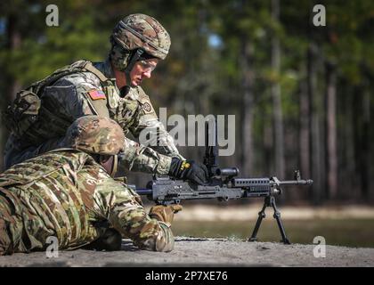 Les parachutistes affectés à la Brigade de l'aviation de combat de 82nd tirent le M240B sur fort Bragg, N.C., 8 mars 2023. Les soldats se sont mis en place et se sont qualifiés sur le système d'armes M240B pour maintenir l'état de préparation au combat (États-Unis Photo de l'armée par le PFC Luis Garcia). Banque D'Images