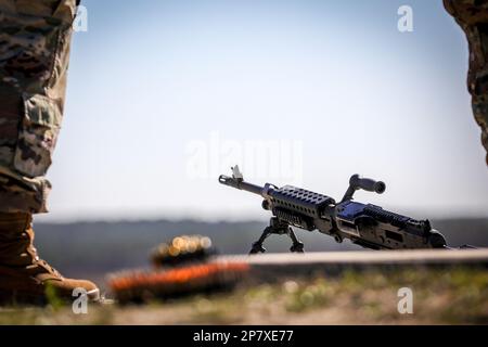 Les parachutistes affectés à la Brigade de l'aviation de combat de 82nd tirent le M240B sur fort Bragg, N.C., 8 mars 2023. Les soldats se sont mis en place et se sont qualifiés sur le système d'armes M240B pour maintenir l'état de préparation au combat (États-Unis Photo de l'armée par le PFC Luis Garcia). Banque D'Images