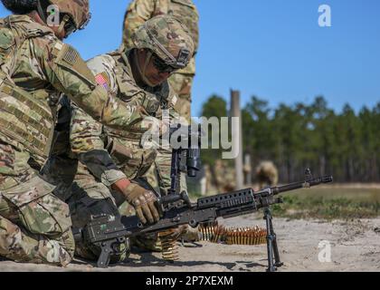 Les parachutistes affectés à la Brigade de l'aviation de combat de 82nd tirent le M240B sur fort Bragg, N.C., 8 mars 2023. Les soldats se sont mis en place et se sont qualifiés sur le système d'armes M240B pour maintenir l'état de préparation au combat (États-Unis Photo de l'armée par le PFC Luis Garcia). Banque D'Images