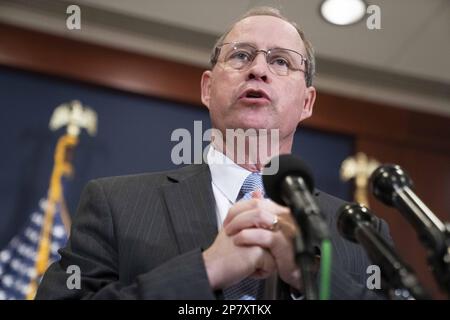 Washington, États-Unis. 08th mars 2023. Le représentant Greg Murphy, R-NC, s'adresse à la presse après que le directeur du Bureau du budget du Congrès, Phillip Swagel, a parlé à une réunion complète des membres de la Chambre dans l'Auditorium du Capital Visitors Center aux États-Unis Capitole à Washington, DC mercredi, 8 mars 2023. Photo de Bonnie Cash/UPI Credit: UPI/Alay Live News Banque D'Images