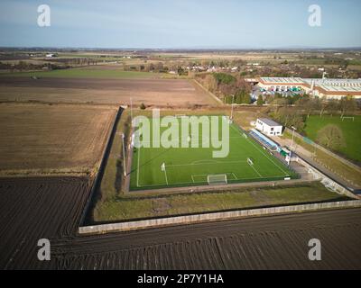 Vues aériennes du club de football non-League Bursscough, Lancashire, Royaume-Uni lors d'une journée ensoleillée en février 2023 Banque D'Images