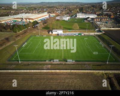 Vues aériennes du club de football non-League Bursscough, Lancashire, Royaume-Uni lors d'une journée ensoleillée en février 2023 Banque D'Images