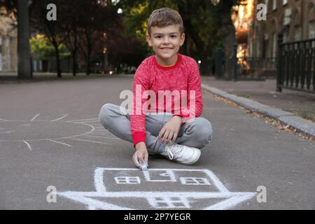 Maison de dessin pour enfants avec craie sur asphalte Banque D'Images