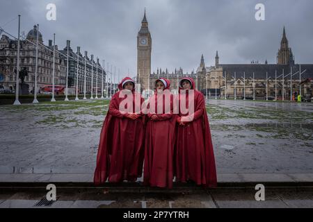 Londres, Royaume-Uni. 8th mars 2023. Journée internationale de la femme : les femmes britanniques et iraniennes se réunissent sur la place du Parlement en déguisant les femmes de ménage de style Tale pour exiger la fin du régime islamique actuel en Iran. Margaret Atwood, l’auteure de Tale de la servante, s’est en partie inspirée de l’imposition islamique de codes vestimentaires pour les femmes, comme le hijab obligatoire, lors de l’écriture de son roman. Credit: Guy Corbishley/Alamy Live News Banque D'Images