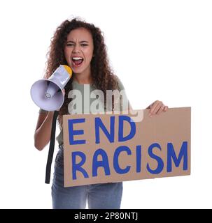 Une femme américaine africaine émotive criant au mégaphone tout en tenant signe avec l'expression mettre fin au racisme sur fond blanc Banque D'Images