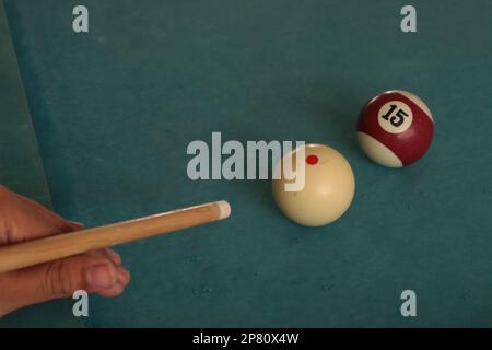Balles de billard avec vue sur le dessus. Jeu de billard sur une table verte. Activités récréatives et de divertissement. Banque D'Images