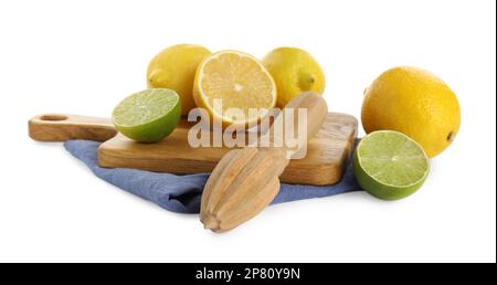 Presse-agrumes en bois, citrons frais et citron vert sur fond blanc Banque D'Images