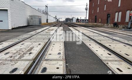 EMPORIA, KANSAS - 8 MARS 2023 voies de train triples BNSF au croisement commercial Street, en direction de l'ouest, vers la cour de triage ferroviaire Banque D'Images