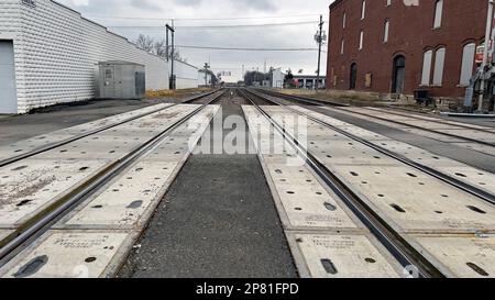 EMPORIA, KANSAS - 8 MARS 2023 voies de train triples BNSF au croisement commercial Street, en direction de l'ouest, vers la cour de triage ferroviaire Banque D'Images