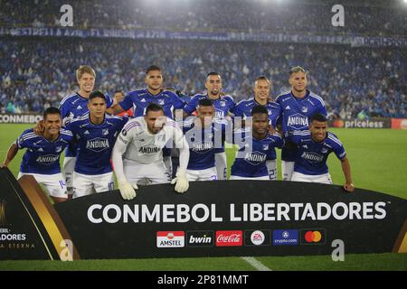 Bogota, Colombie, 08th mars 2023. Les joueurs de Millonarios pose pour la photo d'origine avant le match entre Millonarios et Atletico Mineiro, pour la troisième phase préliminaire de Libertadores 2023, au stade El Campín, à Bogota, Colombie sur 08 mars. Photo: Felipe Mateus/DiaEsportivo/Alay Live News Banque D'Images