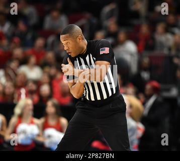 Chicago, Illinois, États-Unis. 08th mars 2023. Arbitre passe l'appel lors de la première partie du tournoi de basketball masculin de la NCAA Big Ten Conference, Ohio State Buckeyes vs Wisconsin Badgers au United Center de Chicago, Illinois. Dean Reid/CSM/Alamy Live News Banque D'Images