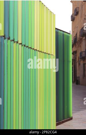 Panneaux de palissades, composés de différentes nuances de lamelles de verre dépoli vert entourant le site du parc archéologique de Molinete, Cartagena, août 2022. Banque D'Images