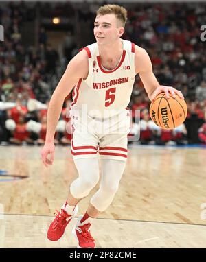 Chicago, Illinois, États-Unis. 08th mars 2023. L'avant des Badgers du Wisconsin Tyler Wahl (5) se tourne vers le panier lors de la première partie du tournoi de basketball masculin de la NCAA Big Ten Conference au United Center de Chicago, Illinois. Dean Reid/CSM/Alamy Live News Banque D'Images