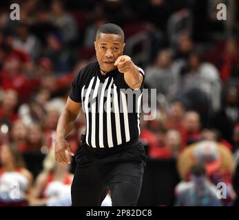 Chicago, Illinois, États-Unis. 08th mars 2023. Arbitre passe l'appel lors de la première partie du tournoi de basketball masculin de la NCAA Big Ten Conference, Ohio State Buckeyes vs Wisconsin Badgers au United Center de Chicago, Illinois. Dean Reid/CSM/Alamy Live News Banque D'Images