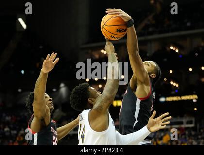 08 2023 MARS : Kevin Obanor (0), le Texas Tech Forward, bloque un tir du garde de Virginie occidentale Seth Wilson (14) dans le tournoi de championnat Big 12 au centre T-Mobile, Kansas City, Missouri. Jon Robichaud/CSM. Banque D'Images