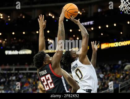 08 2023 MARS : le garde de Virginie occidentale Kedrian Johnson (0) se dirige vers le panier contre le garde de Texas Tech Elijah Fisher (22) dans le tournoi de championnat Big 12 au centre T-Mobile, Kansas City, Missouri. Jon Robichaud/CSM. Banque D'Images