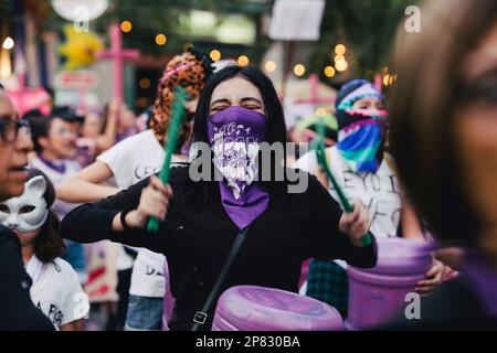 Playa Del Carmen, Mexique. 08th mars 2023. 8 mars 2023, Playa del Carmen, Mexique: Les femmes se joignent à la marche pour commémorer la Journée internationale de la femme sur la Cinquième avenue. Sur 8 mars 2023 à Playa del Carmen, Mexique. (Photo de Natalia Pescador/ crédit: EYEPIX Group/Alay Live News Banque D'Images