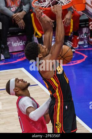 Washington, États-Unis. 08th avril 2023. WASHINGTON, DC - MARS 08: Atlanta Hawks avance de'Andre Hunter (12) pour un score lors d'un match NBA entre les Washington Wizards et les Atlanta Hawks, sur 08 mars 2023, à la Capital One Arena, à Washington, DC. (Photo de Tony Quinn/SipaUSA) crédit: SIPA USA/Alay Live News Banque D'Images