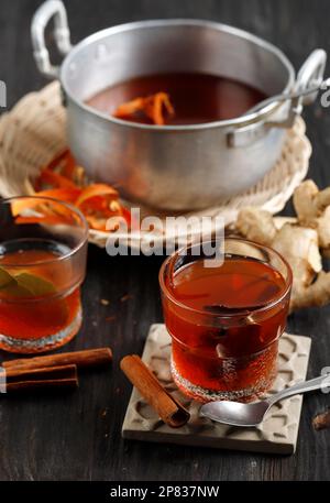 Wedang Uwuh, boisson chaude javanaise traditionnelle aux herbes avec diverses épices de Jogjakarta, Indonésie. Servi sur un verre avec du sucre de roche. Banque D'Images