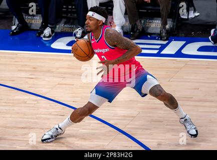 Washington, États-Unis. 08th avril 2023. WASHINGTON, DC - MARS 08: Le garde des Wizards de Washington Bradley Beal (3) contrôle le ballon pendant un match de la NBA entre les Wizards de Washington et les Hawks d'Atlanta, sur 08 mars 2023, à la Capital One Arena, à Washington, DC. (Photo de Tony Quinn/SipaUSA) crédit: SIPA USA/Alay Live News Banque D'Images