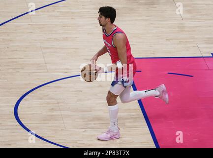 Washington, États-Unis. 08th avril 2023. WASHINGTON, DC - MARS 08: Washington Wizards avance Deni Avdija (9) sur l'attaque lors d'un match NBA entre les Washington Wizards et les Atlanta Hawks, sur 08 mars 2023, à la Capital One Arena, à Washington, DC. (Photo de Tony Quinn/SipaUSA) crédit: SIPA USA/Alay Live News Banque D'Images