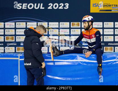 SEOUL - Sjinkie Knegt (r) et Kip Carpenter en action lors d'une formation pour les Championnats du monde de course courte en Corée du Sud. ANP IRIS VANDEN BROEK Banque D'Images