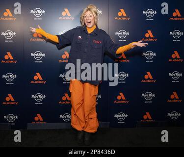 New York, États-Unis. 08th mars 2023. JAX, portant le maillot FDNY de son père, arrive sur le tapis rouge de l'événement « les principales dames » d'Audacy en l'honneur de la Journée internationale de la femme à l'hôtel Hard Rock de New York, New York, le 8 mars 2023. (Photo de Gabriele Holtermann/Sipa USA) crédit: SIPA USA/Alay Live News Banque D'Images